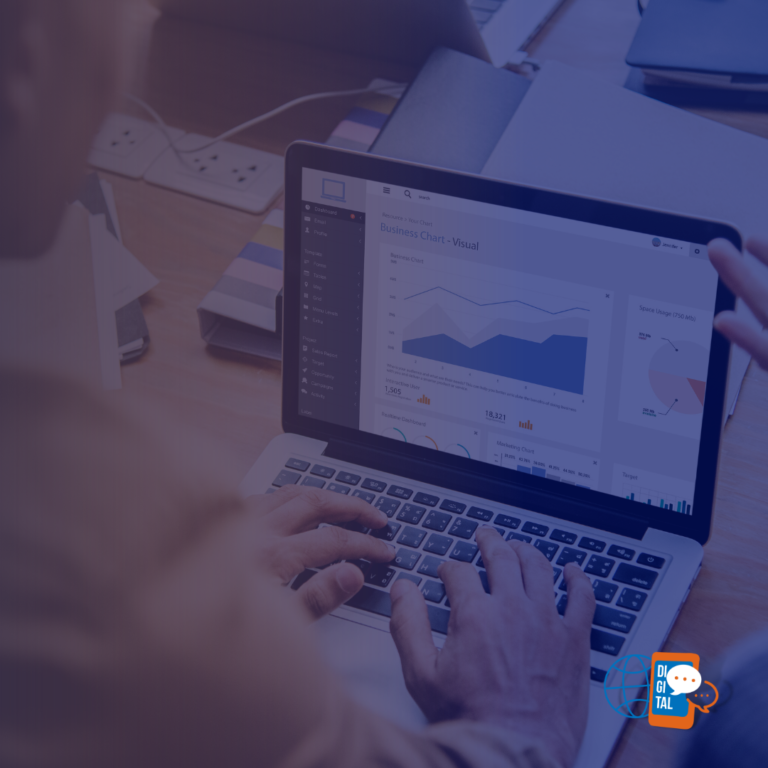 Pessoa analisando gráficos no notebook – gestão de posicionamento